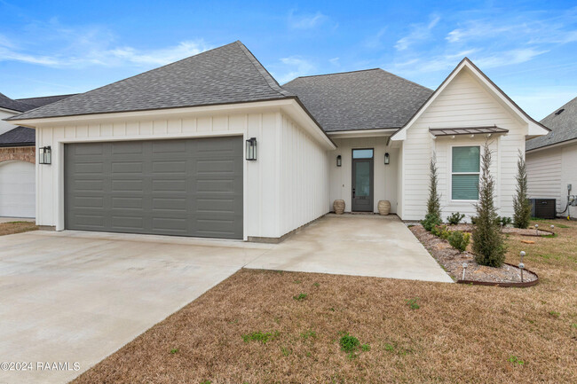 202 Golden Cypress Dr in Youngsville, LA - Foto de edificio - Building Photo