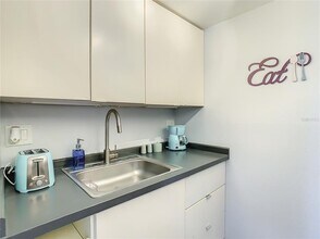 4145 Dolphin Dr in Tampa, FL - Building Photo - Building Photo