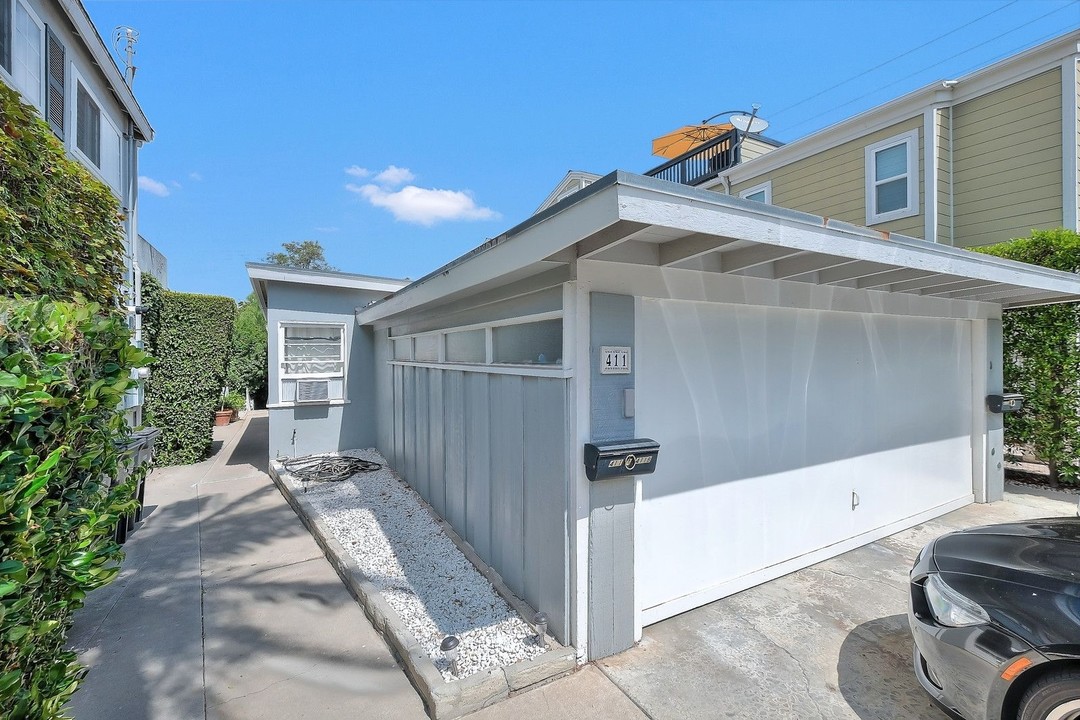 411 Jasmine Ave in Corona Del Mar, CA - Foto de edificio