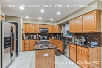 324 Chesapeake Ln in Bloomingdale, IL - Building Photo - Building Photo