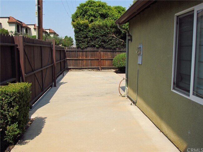 1521 Grismer Ave in Burbank, CA - Foto de edificio - Building Photo