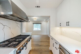 2537 Cotner Ave in Los Angeles, CA - Building Photo - Building Photo
