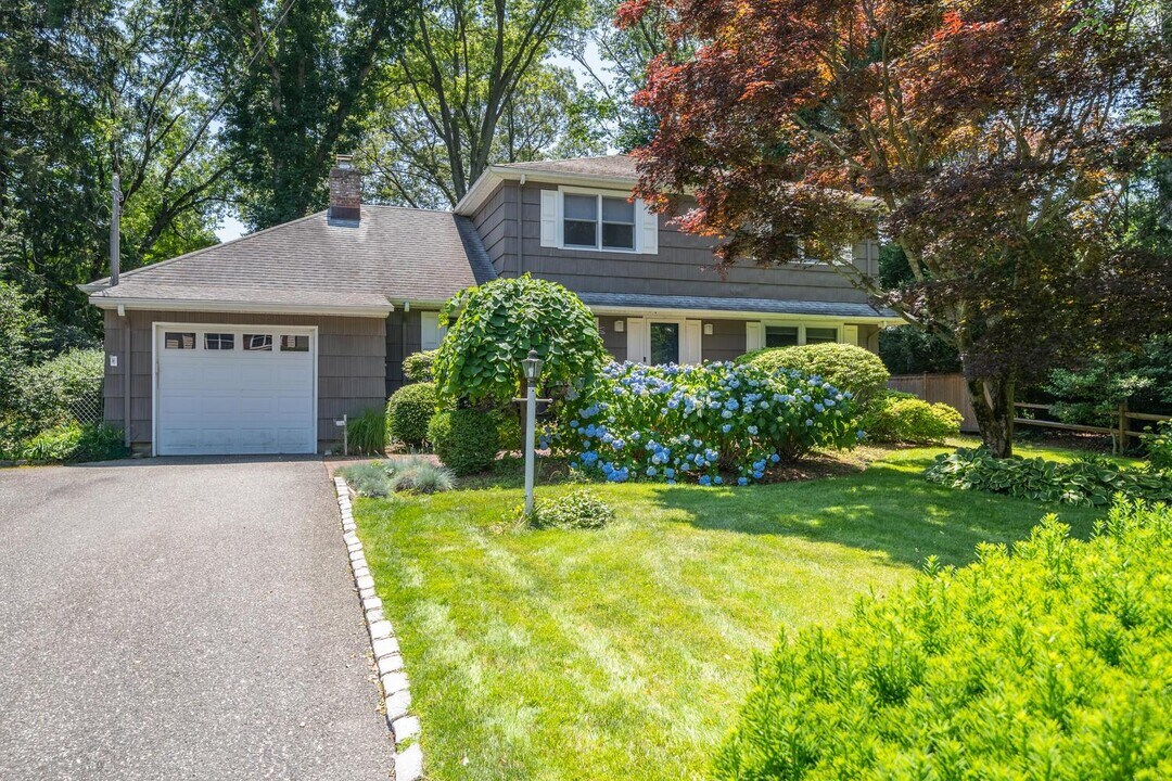 19 Severin Pl in Halesite, NY - Building Photo