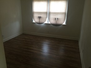 4555 W Wellington Ave, Unit Unit2 in Chicago, IL - Foto de edificio - Building Photo