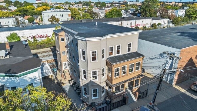 16 Alston St in Somerville, MA - Building Photo - Building Photo