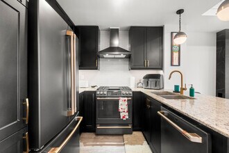 3567 Lake Shore Blvd W in Toronto, ON - Building Photo - Building Photo