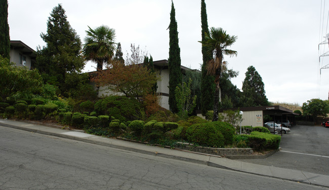 Summerhill Apartments in Vallejo, CA - Foto de edificio - Building Photo