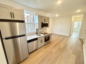 2725 W Girard Ave in Philadelphia, PA - Building Photo