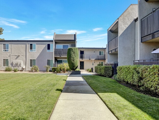 Sturbridge Village Apartments in Fullerton, CA - Foto de edificio - Building Photo