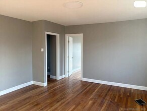 724 Middletown Ave, Unit 2 Bedroom 50-0301 in New Haven, CT - Building Photo - Building Photo