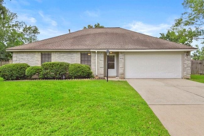 2035 Woodhue Dr in Spring, TX - Building Photo - Building Photo