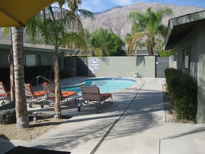 621 S Warm Sands Dr in Palm Springs, CA - Building Photo - Building Photo