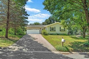 1 Jason Cir in Madison, WI - Building Photo