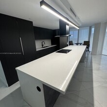 19355 Turnberry Way in Miami, FL - Building Photo - Building Photo