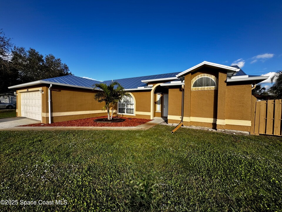 931 Blossom Dr in Sebastian, FL - Building Photo