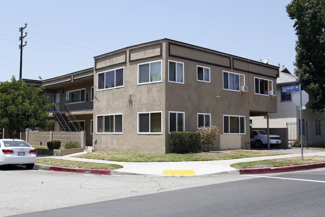 5851 Whitnall Hwy in North Hollywood, CA - Foto de edificio