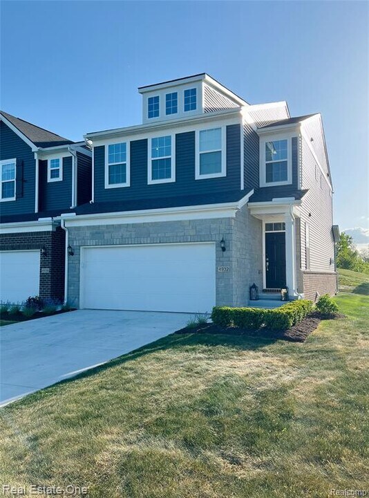 4932 Glenora Dr in Orion Township, MI - Building Photo