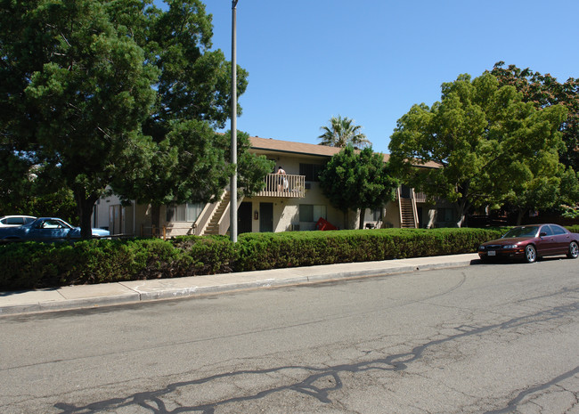 1080 Peach Ave in El Cajon, CA - Foto de edificio - Building Photo