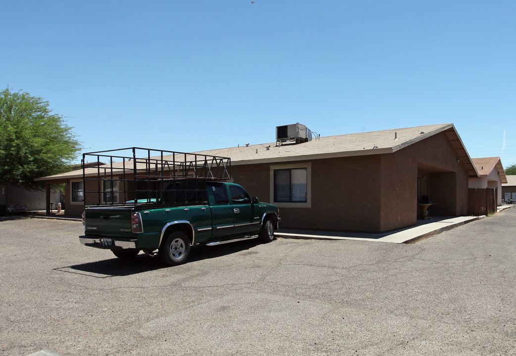 228 W Roger Rd in Tucson, AZ - Building Photo