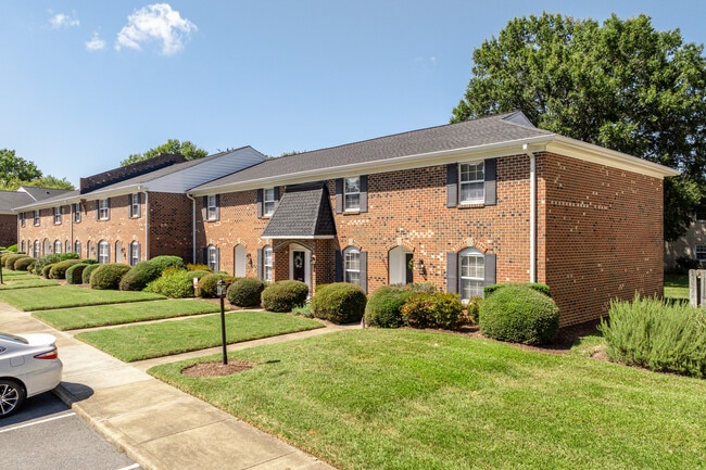 Old Donation in Virginia Beach, VA - Foto de edificio - Building Photo