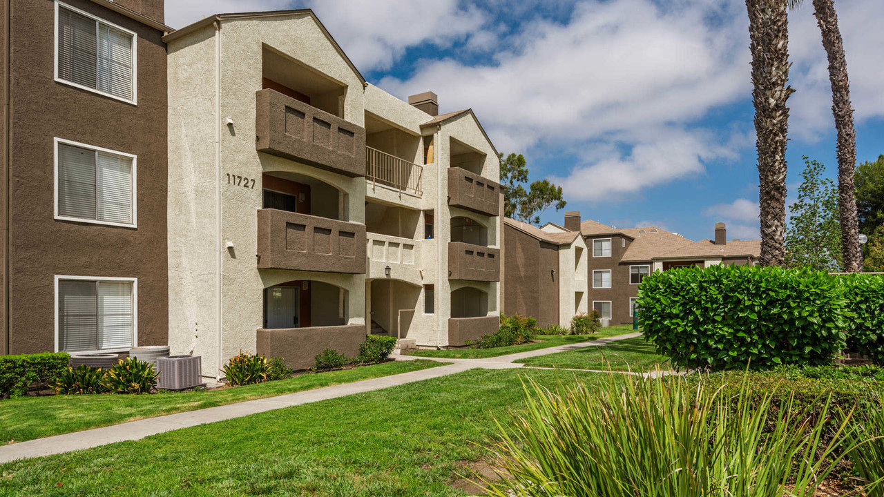 Carmel Terrace in San Diego, CA - Building Photo