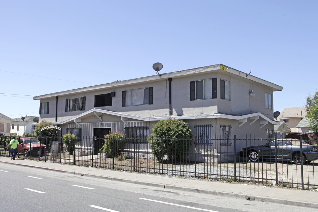 8451 Bancroft Ave in Oakland, CA - Building Photo