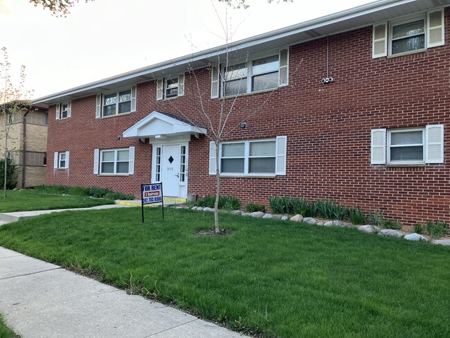 3050 W Fardale Ave, Unit lower in Milwaukee, WI - Building Photo - Building Photo