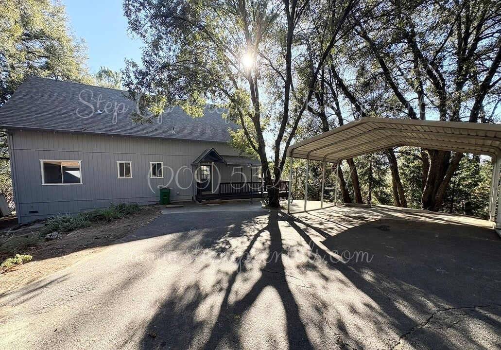 21880 Phoenix Lake Rd in Sonora, CA - Building Photo