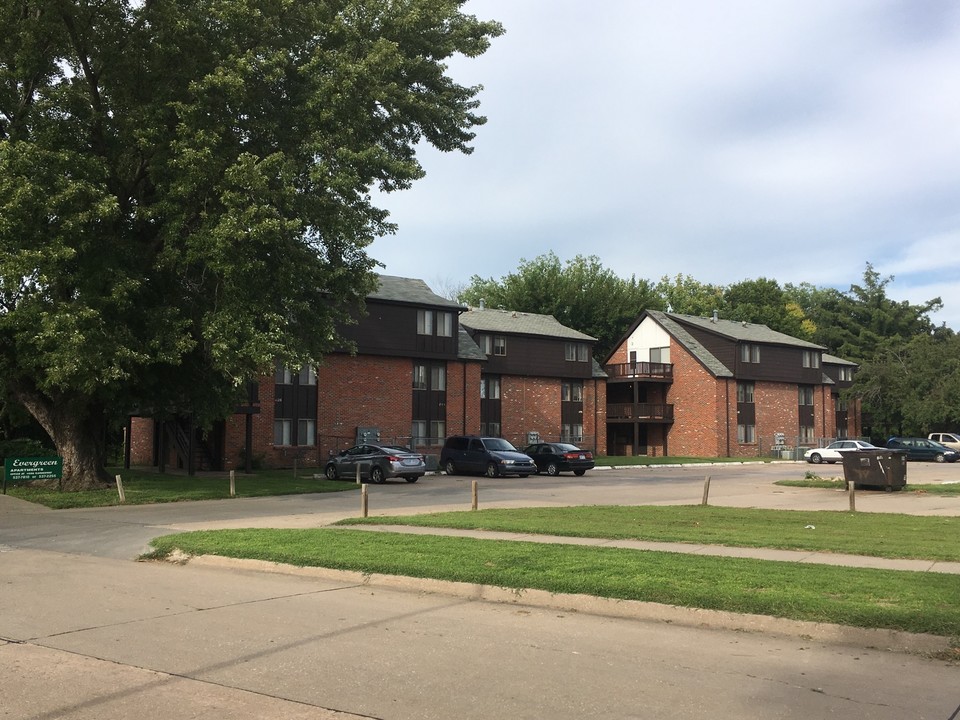 Evergreen Apartments in Manhattan, KS - Building Photo