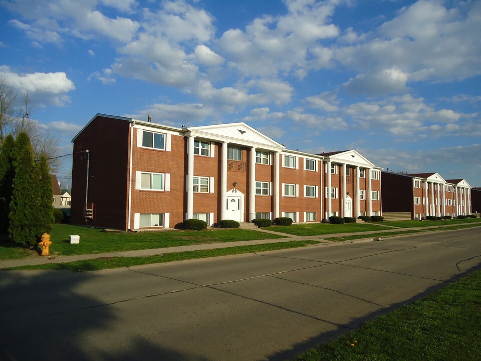 3800 25th St, Unit 2BD 1.5BA Floor Unit in Moline, IL - Building Photo