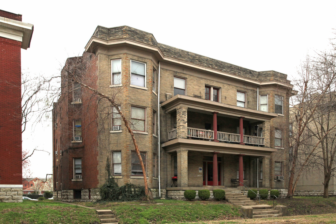 424 Kensington Ct in Louisville, KY - Building Photo