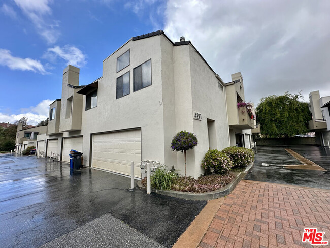 property at 4271 Las Virgenes Rd