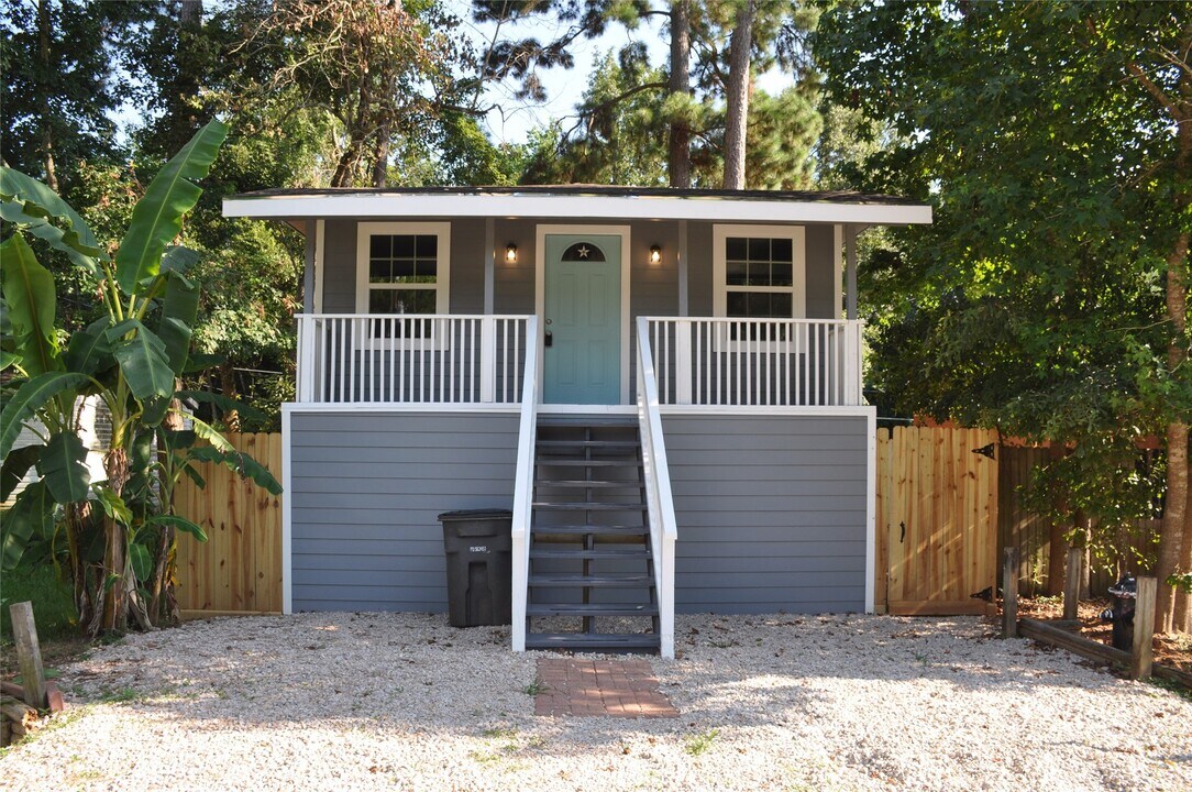 926 Queenswood St in Montgomery, TX - Building Photo