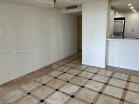 1581 Brickell Ave, Unit 908 in Miami, FL - Foto de edificio - Building Photo