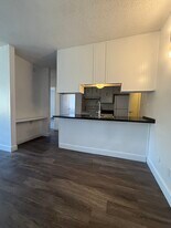 Squire Apartments in Denver, CO - Building Photo