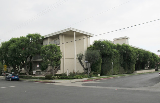 5204 Yarmouth Ave in Encino, CA - Foto de edificio - Building Photo