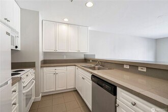 321 10th Ave S in Seattle, WA - Building Photo - Building Photo