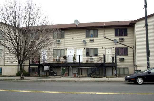 597-603 Main St in Paterson, NJ - Foto de edificio - Building Photo