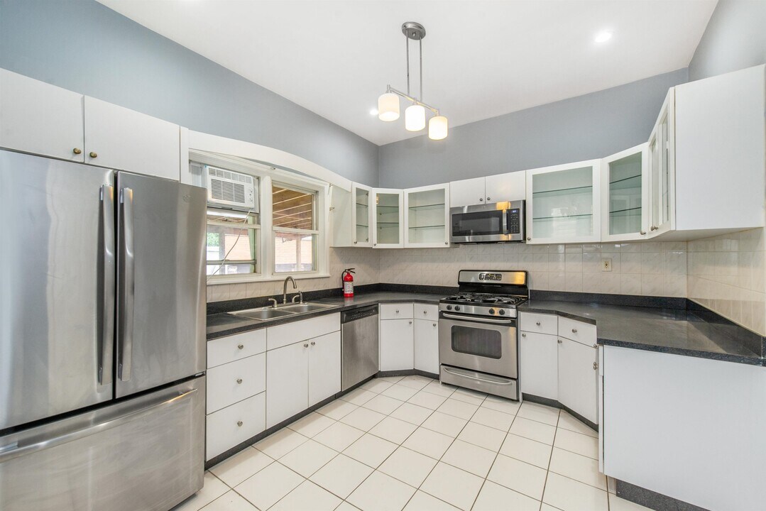 205 Hutton St in Jersey City, NJ - Building Photo