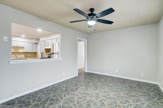 2100 Ontario Ave in Baytown, TX - Foto de edificio - Building Photo