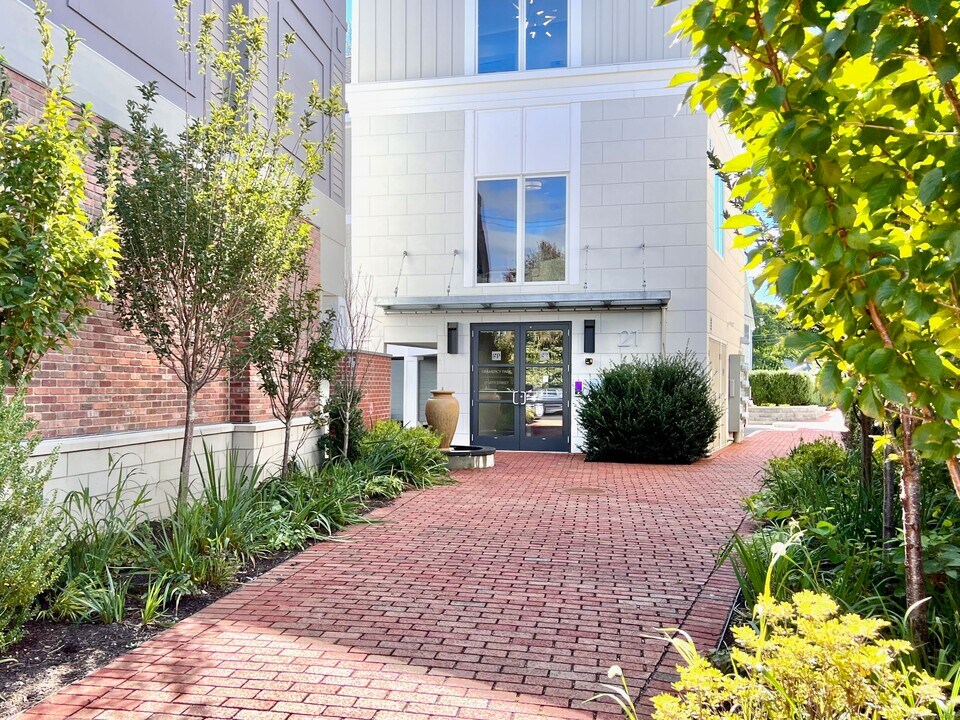 302 Park Ave in New Canaan, CT - Building Photo