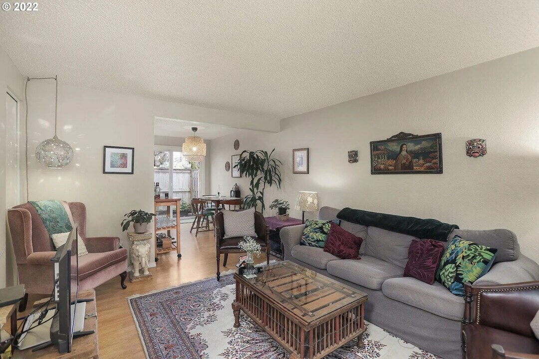 4167 SE Cesar E Chavez Blvd in Portland, OR - Foto de edificio