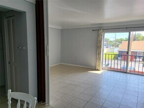 2763 Woodgate Ln, Unit 207 in Sarasota, FL - Building Photo - Building Photo
