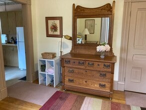 109 S Johnson St, Unit Furnished Sunny South in Iowa City, IA - Foto de edificio - Building Photo