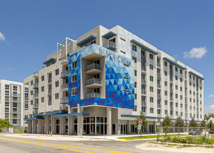 SILVER CREEK in Miami, FL - Building Photo - Building Photo