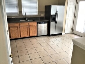 1006 Greenob Dr in Englewood, OH - Foto de edificio - Building Photo