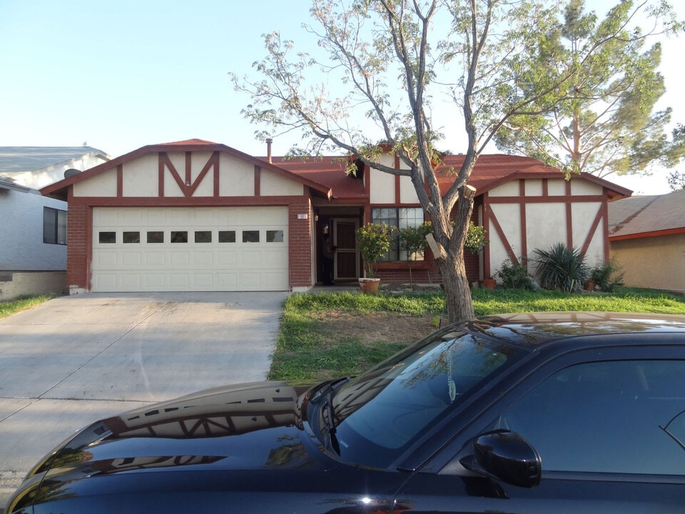 931 Anchor Dr in Henderson, NV - Building Photo