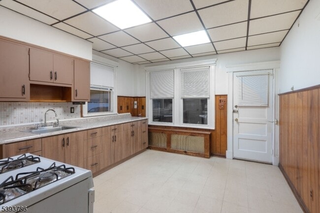 76 Planten Ave in Prospect Park, NJ - Building Photo - Building Photo