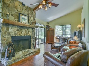 210 Chandler Cove Rd in Erwin, TN - Foto de edificio - Interior Photo