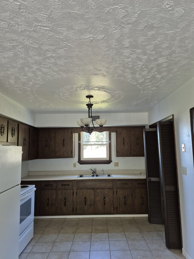 301 Lee Rd, Unit 3 in Follansbee, WV - Foto de edificio - Building Photo